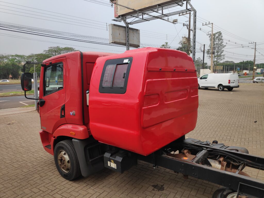 Caminhão Agrale com cabine suplementar